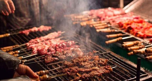 燒烤|小龍蝦不夠看？那些紅極一時的燒烤攤霸主每一個都不好惹