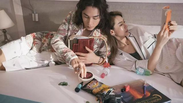 戚薇|戚薇度蜜月时带的身体乳，维密天使何穗也在用，还是平价宝贝