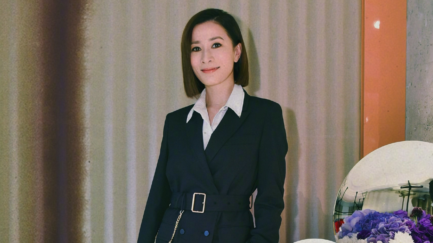 西装|佘诗曼终于换风格！黑色西装搭配短发尽显干练，霸气女总裁好帅气