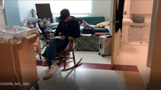 郑爽|张恒养娃照片曝光！独居美国凌乱简陋小屋，亲妈不在用朋友奶喂养