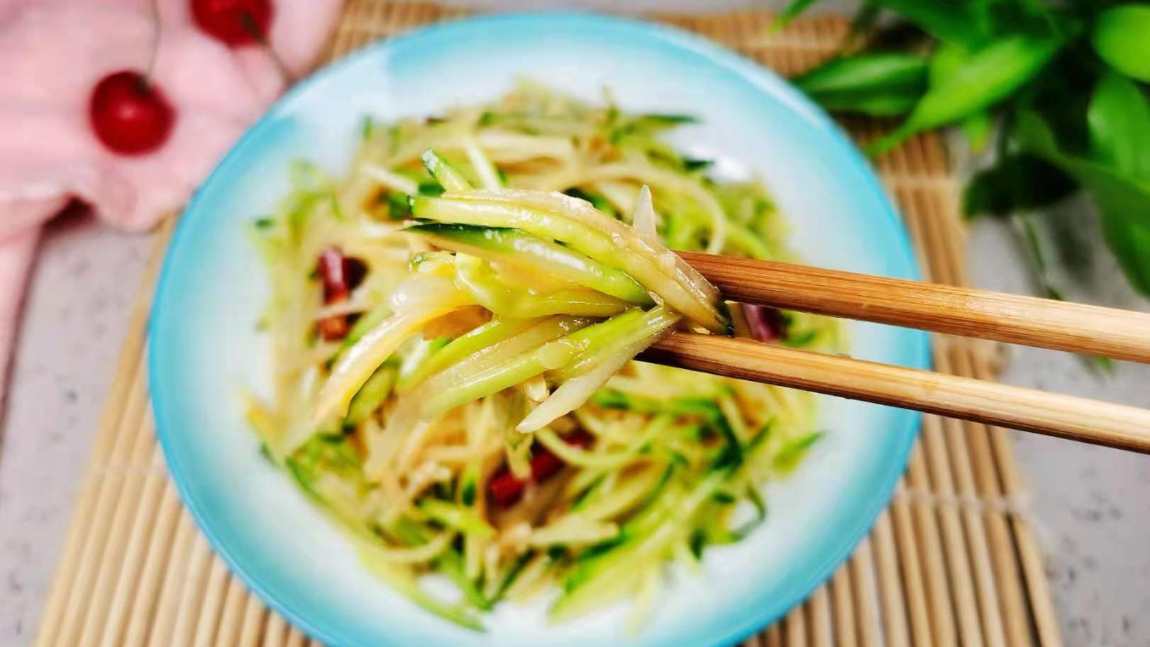 排骨|夏季，我常吃这2样，擦丝加料简单一拌，5分钟端上桌，低脂还美味