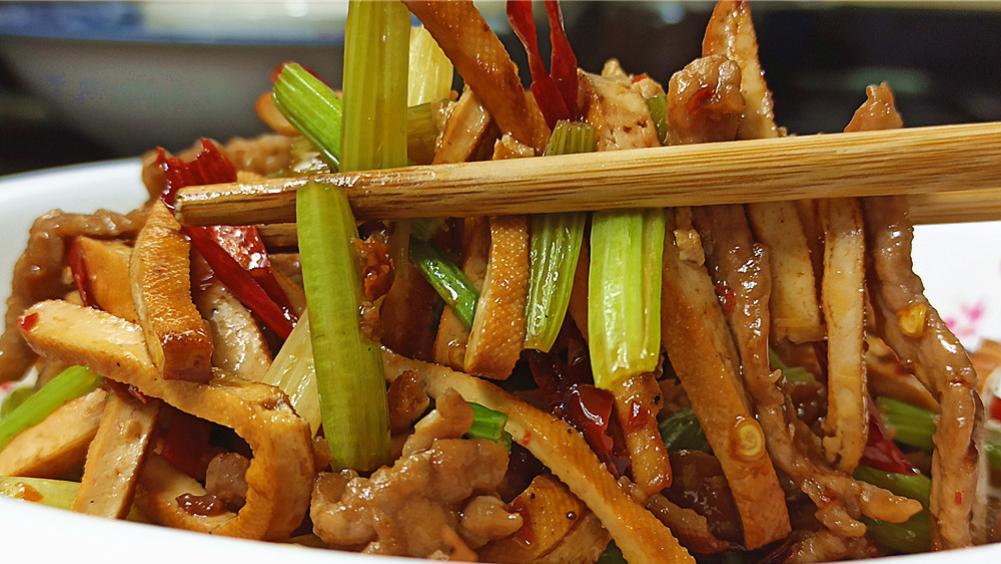 芹菜|芹菜香干炒肉，开胃下饭下酒，营养价值高，吃起来特别爽口