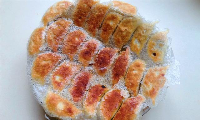 锅贴|做锅贴，用淀粉水还是面粉水？要想酥脆有冰花，大厨教你一招