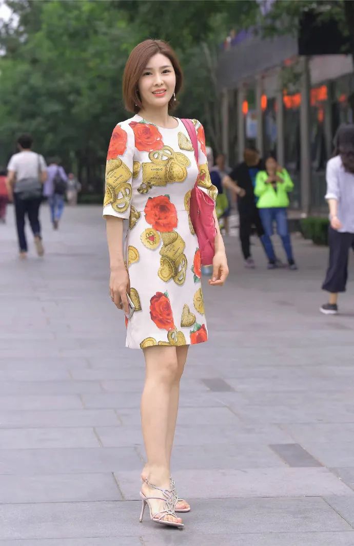 街拍:穿花裙的时髦女生,披发出成熟女人的魅力