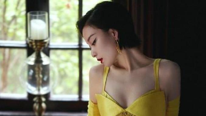 倪妮|倪妮光脚拍大片，双脚像被上帝吻过一样，连脚趾甲都是亮点