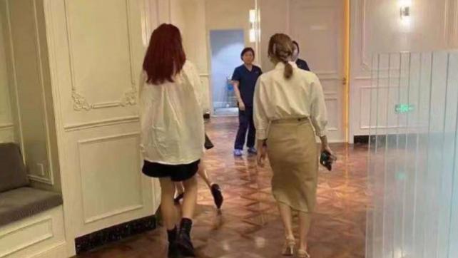 蔡少芬|蔡少芬频繁被偶遇做医美，路人镜头下太瘦了，生仨娃还是火柴腿