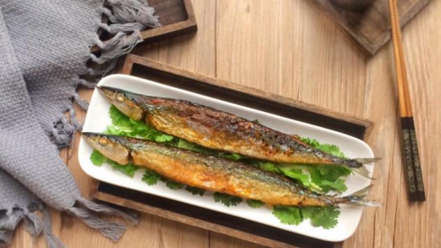 鸡蛋|吃起来别具风味的秋刀鱼，还是香煎好吃，鲜味十足