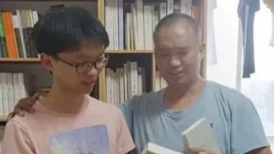 一个尘肺家庭的孩子，要如何逃出命运？