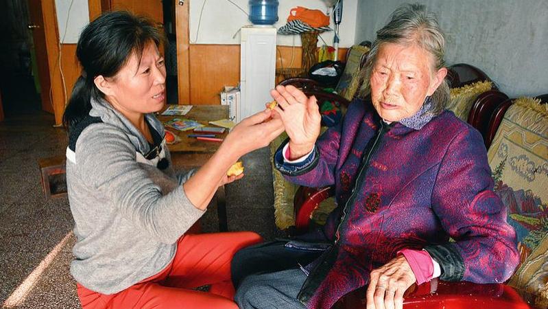 90高龄的父母，不愿意让也已经步入老年的子女服侍，如何是好？