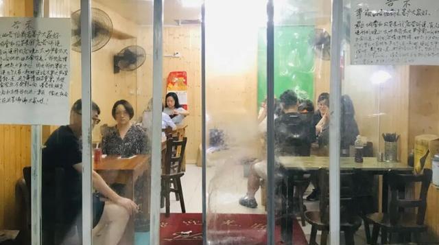 |杭州三朵金花卖馄饨30年，老板娘叼烟煮饭惹争议，仍有不少人来吃