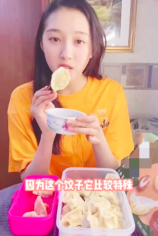 关晓彤吃播带货翻车，推荐植物肉被扒假吃，频看提词器遭嘲太缺德