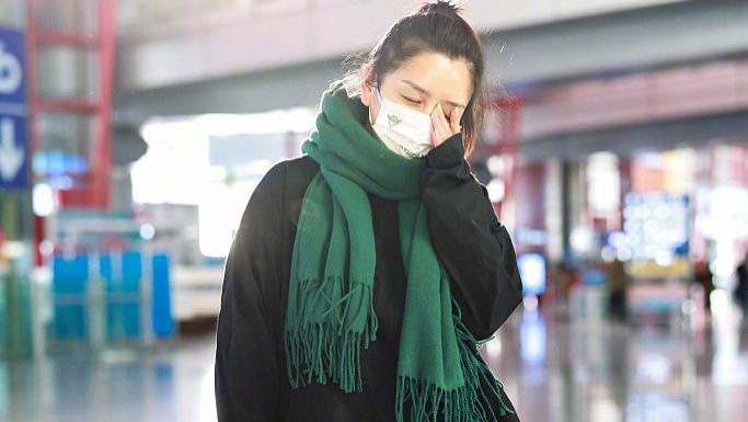 宝宝洗澡 瘦身成功！三娃妈何洁走机场变样，黑色紧身裤秀身材，大象腿没了