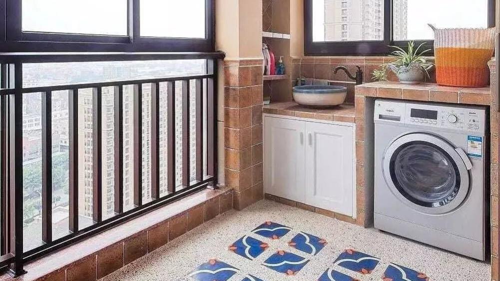 想将洗衣机放在阳台，应该如何做？牢记技巧，阳台实用又美观