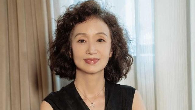 发型 ?建议中年女人，远离这3种“发型”！特别是第2种，显老还没气质