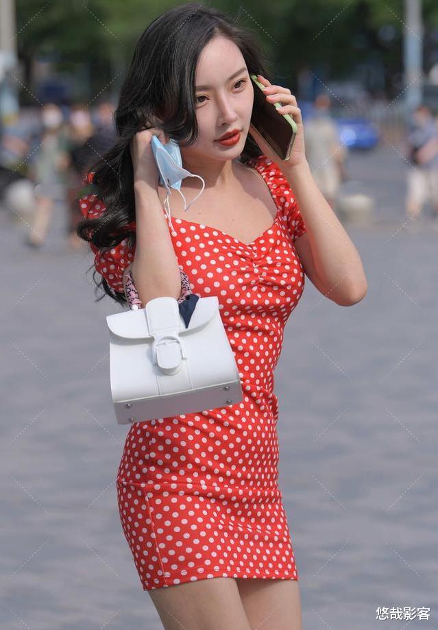 红裙子甜美可爱，气泡袖设计独特气质，白色手提包非常高级