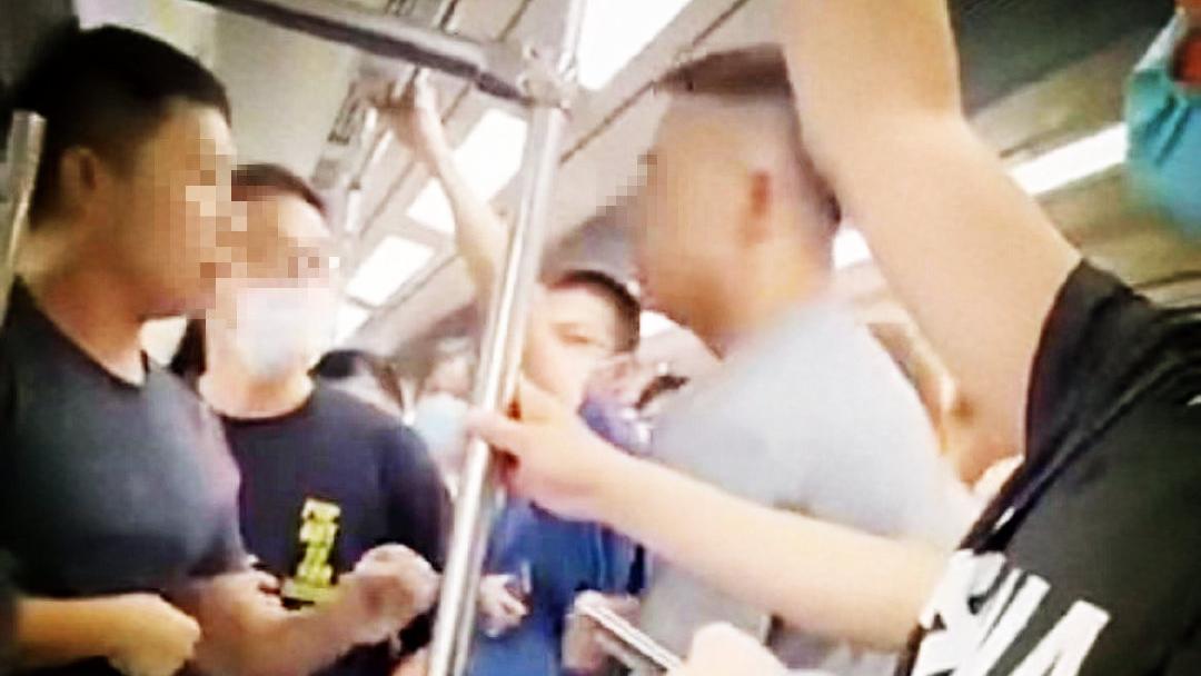 长安 北京地铁13号线发生的肢体冲突：矮个男是正当防卫还是打架斗殴