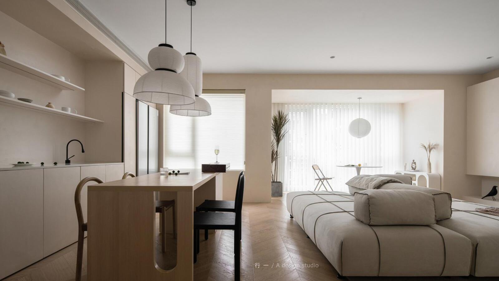 为追求极简，她舍弃门窗套，全屋色调高度统一，干净又大气