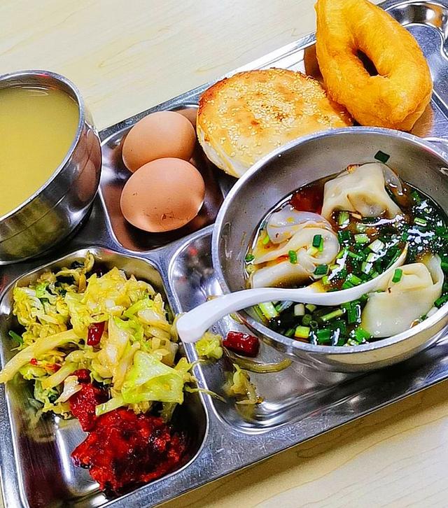 牛肉|冬天了，看看大食堂早餐吃的啥？馄饨油条配烧饼，好吃又暖和