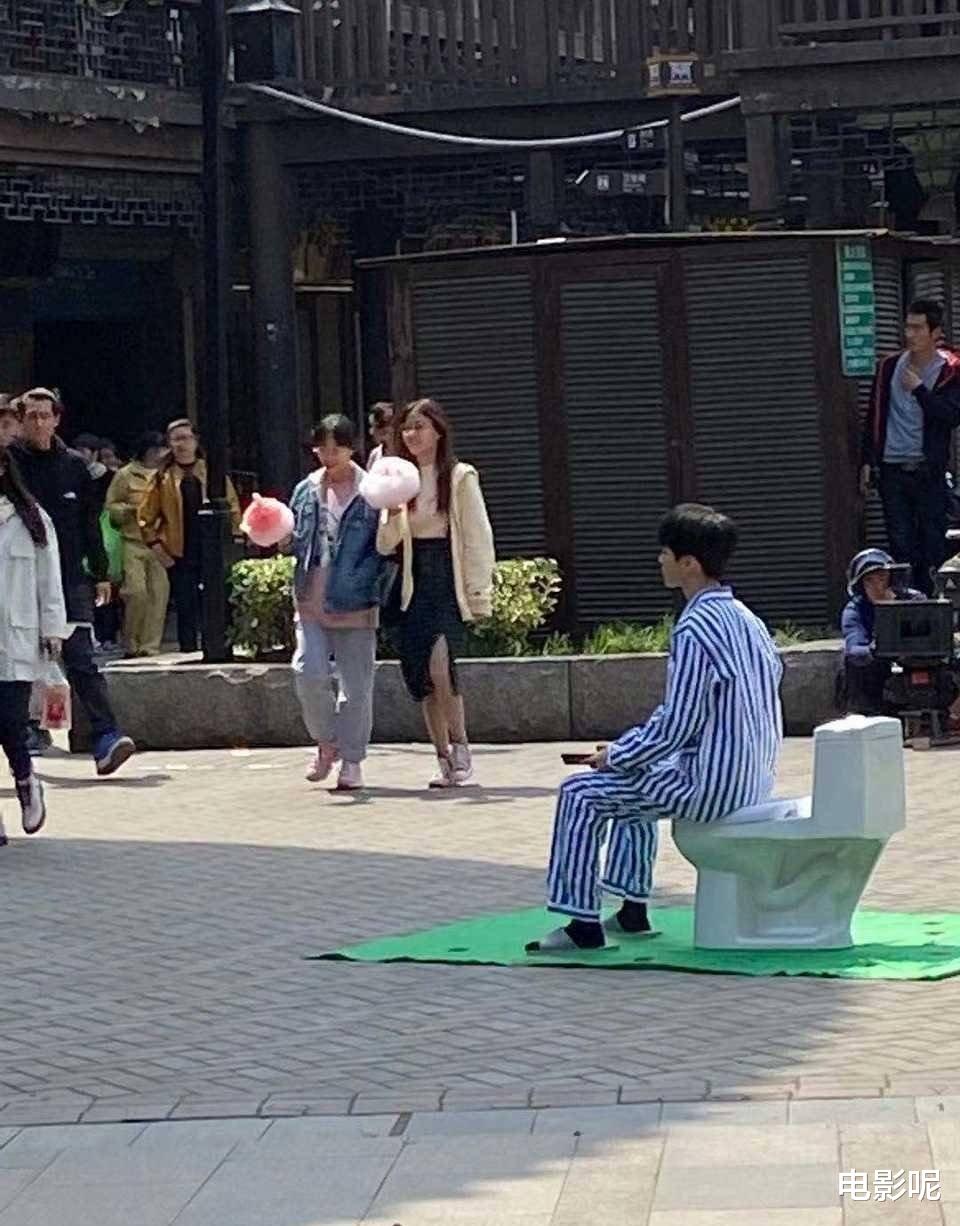 王俊凯新戏好羞耻，在大街上拉绿幕拍摄上厕所的戏份，绝了！