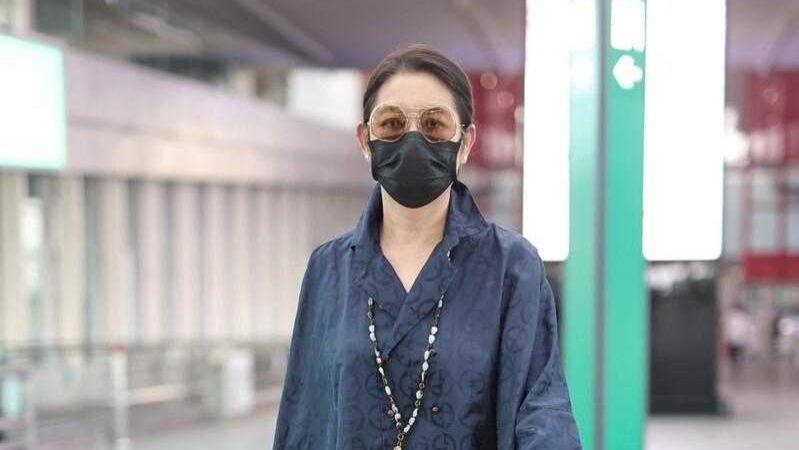 穿衣搭配|62岁倪萍瘦身后太会穿了，蓝色衬衫立领穿好洋气，Lv包真高调