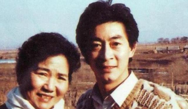 1999年,赵丽蓉求安乐死,临终说6个字:巩汉林退出春晚舞台 1999年,赵丽蓉求安乐死,临终说6个字:巩汉林退出春晚舞台