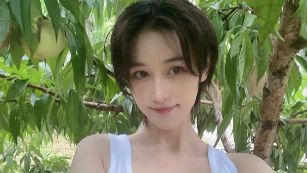 张天爱|张馨予也太迷人了吧？短发配吊带背心，浑身散发出成熟女性的魅力！