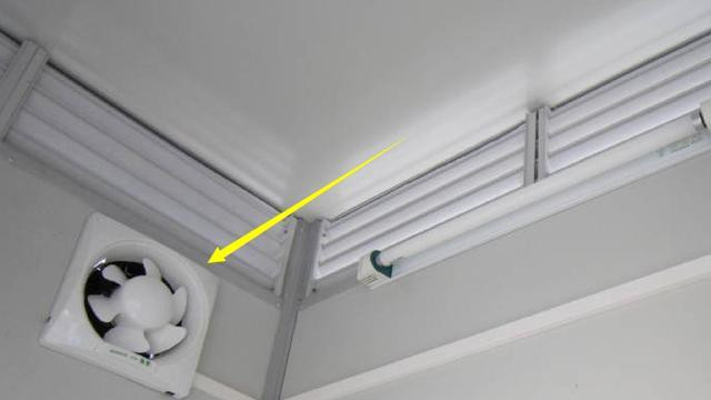 卫生间墙上有个圆孔好难看，真想封了，工人：不能堵！这是排气孔