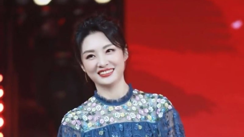 连衣裙|周涛这才是“逆龄生长”，一袭蓝色连衣裙配高马尾，53岁太养眼