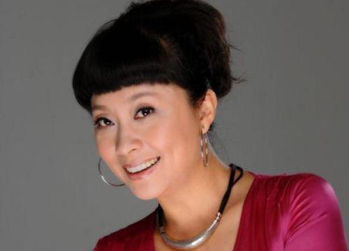 她曾出演过《家有儿女》，因前夫病故而退出娱乐圈！