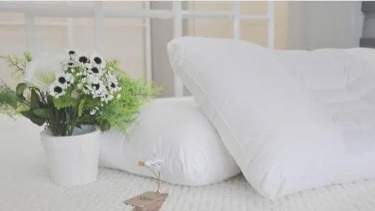 卧室这几种枕头别乱用，一旦用错了，损财又不利健康