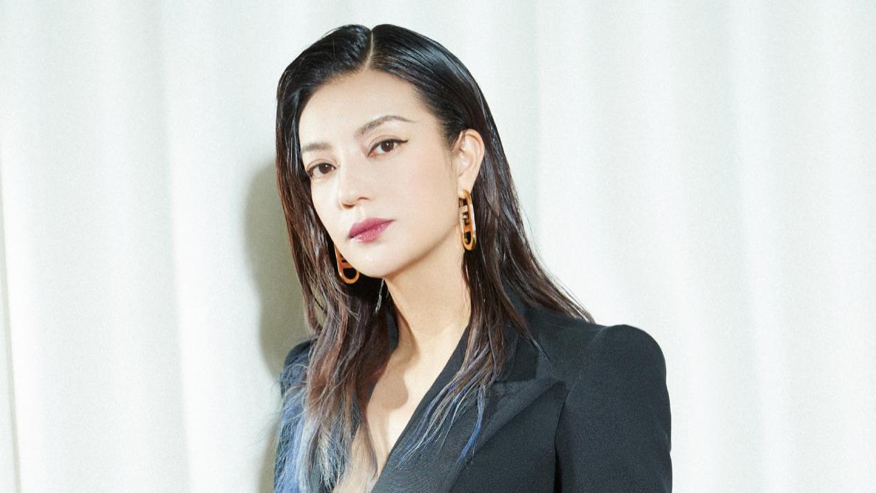 西装|赵薇终于放开，学杨幂穿西装黑丝袜超惊艳，掀起刘海梳油头霸气开挂