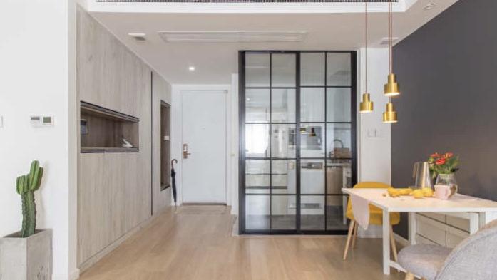 84平的小户型，用极简和纯白装饰空间，满足年轻人的需求