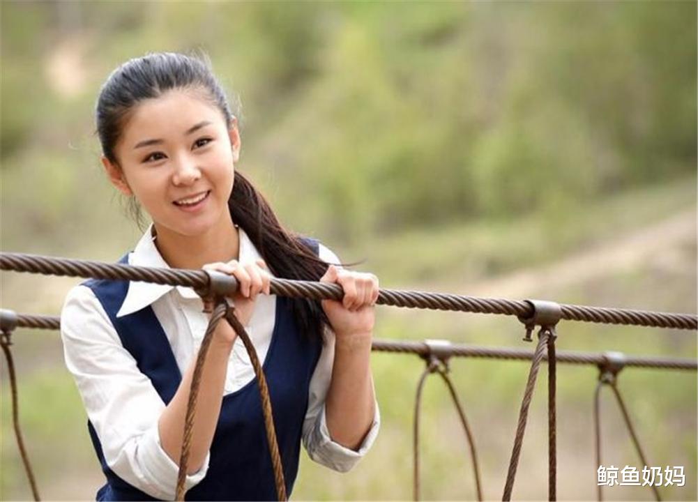 还记得“冯巩女儿”?网友猜她长大随爸“马脸”,不料如今长这样 还记得“冯巩女儿”?网友猜她长大随爸“马脸”,不料如今长这样