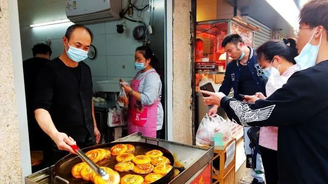 白萝卜|武汉霸气小吃店：仅卖3种美食，6元一个，一锅出22个，每天都排队