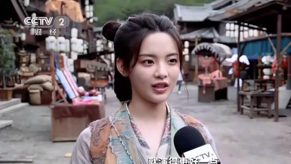 杨超越|?杨超越竟然“抗”住了央视镜头！穿着乞丐戏服接受采访，清秀可爱