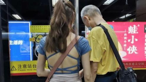 海棠湾情说|“地铁看到一对情侣，这小姑娘是怎么想的啊？”还是网友聪明，哈哈哈哈
