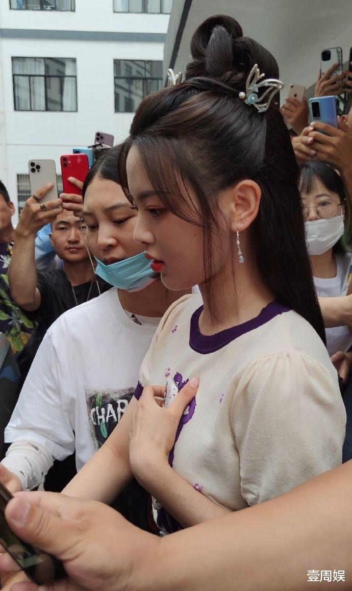 杨超越新剧路透曝光，现场被男生怼脸拍，粉丝大怒：好烦这只手！