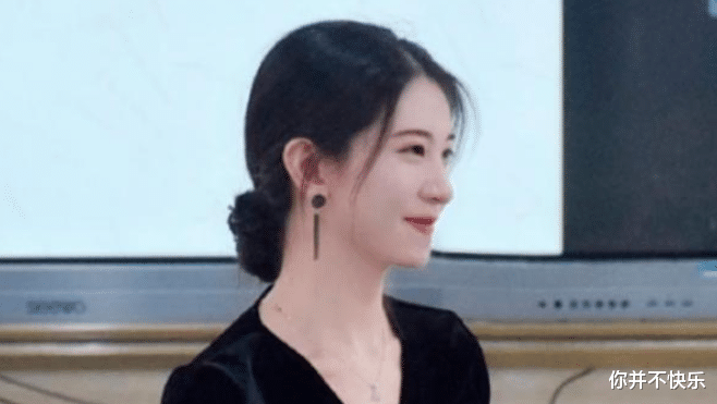 一年轻女老师因貌美,意外走红,网友:比大部分明星都漂亮 一年轻女老师因貌美,意外走红,网友:比大部分明星都漂亮