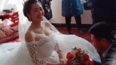 短裙 “好友的新娘是真的漂亮啊，谁敢娶回家去？真有点担心呢！”哈哈哈哈