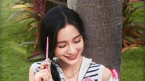 衬衫|杨颖又穿对了，把丝巾“绑”在辫子上，打扮简单也照样显年轻