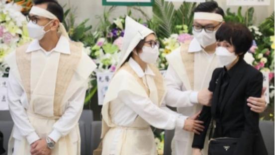 汪明荃|又一港星离世！葬礼现场众星来吊唁，罗家英忍不住落泪汪明荃安慰