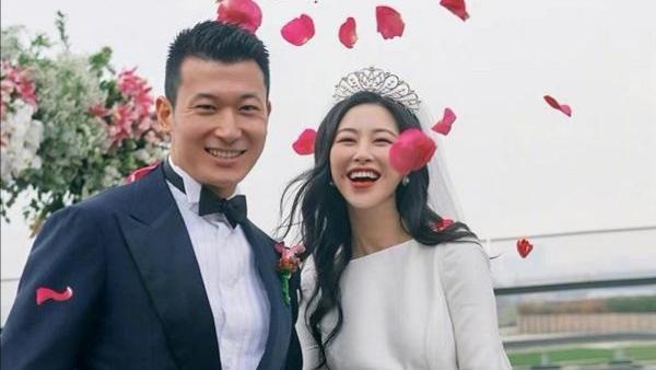 汪小菲|朱珠产后首次公开现身，脸型圆润比以前胖20斤，烟熏妆气场如女强人