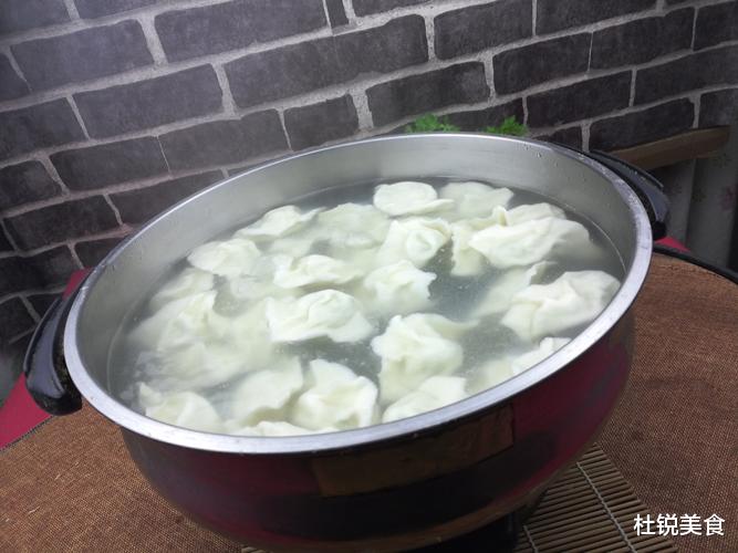 好吃的芹菜肉水饺怎么调馅,如何才能皮薄馅多不透水 好吃的芹菜肉水饺怎么调馅,如何才能皮薄馅多不透水
