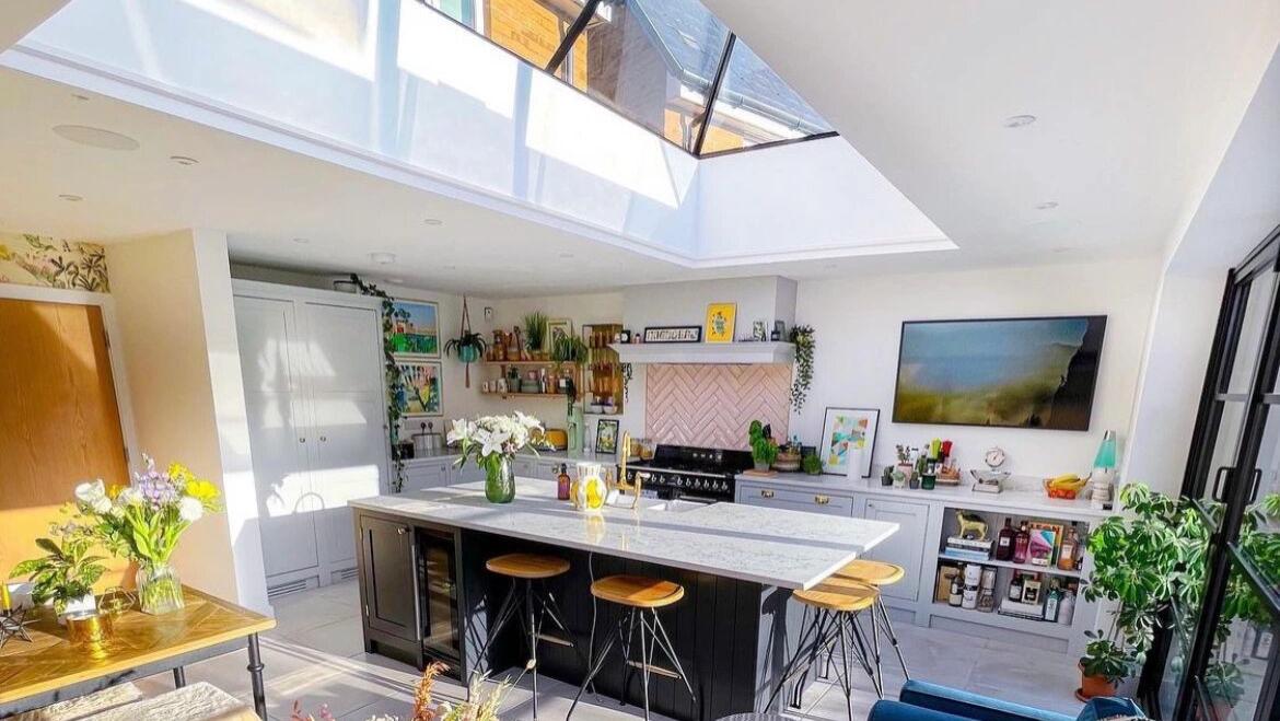 露台只用来晒衣服，实在浪费！改建成玻璃“阳光花园”，太惬意了