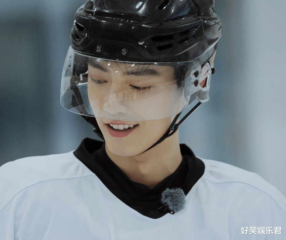 肖战冰球服造型曝光 笑容灿烂似阳光少年 生图颜值不输木村拓哉 娱乐资讯 综艺新闻网