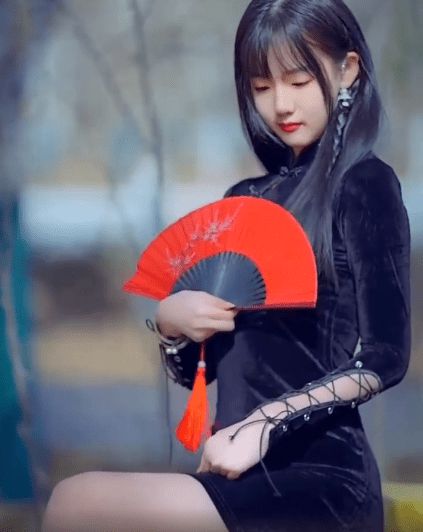 恶心升级!风小逸被封死性不改,吃个桃桃后又穿性感旗袍大秀身材