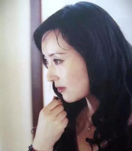 《红楼梦》演员的戏外人生：两演员因病离世，男主角活成人生赢家(红楼梦去世的演员)