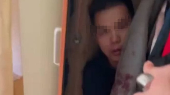 男邻居躲衣柜，丈夫持刀怒斥，妻子：他来修水龙头，事情反转来了