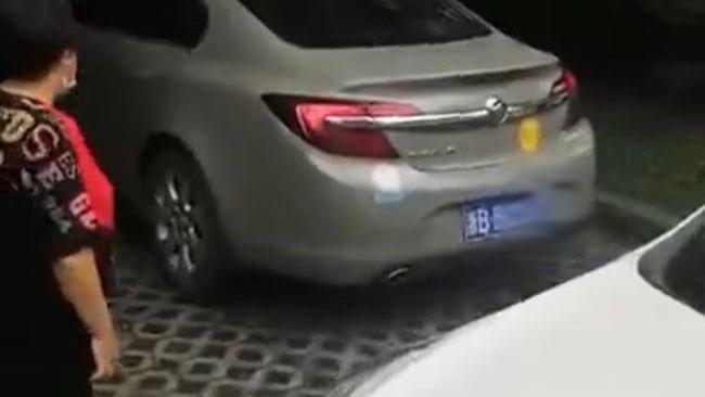 头婚眼花|轿车被堵男子撞出一条路，网友评论：做了自己想做而不敢做的事