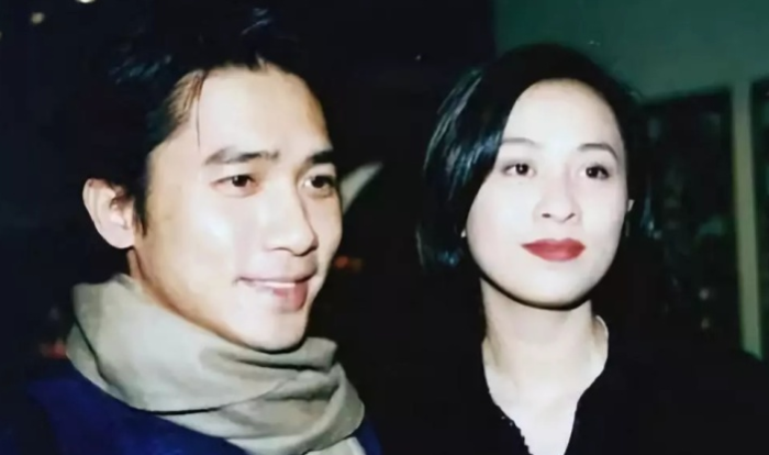 刘嘉玲被“带走”3小时，12年后照片流出，为何梁朝伟还选择她